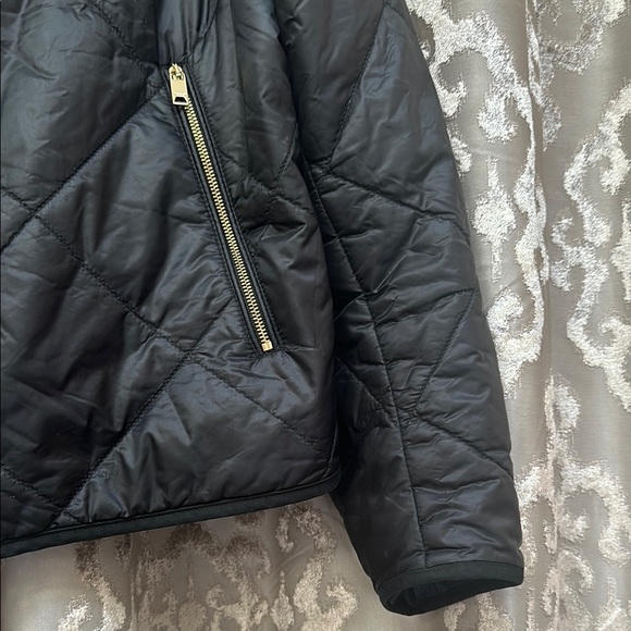 Burberry Black Bomber Jacket with Quilted Design and Full-Length Zipper - Picture 7 of 10
